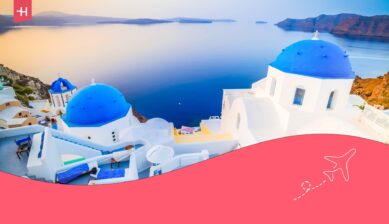 Witte huisjes met blauwe daken op het eiland Oia, Santorini, een van de mooiste eilanden van Griekenland