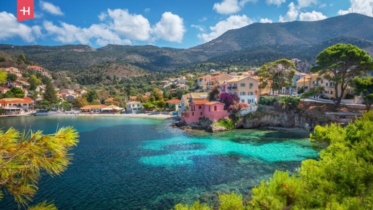 Het dorpje Assos op Kefalonia, Griekenland