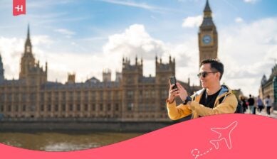 Toerist fotografeert de Big Ben met zijn smartphone tijdens het gebruik van het openbaar vervoer Londen