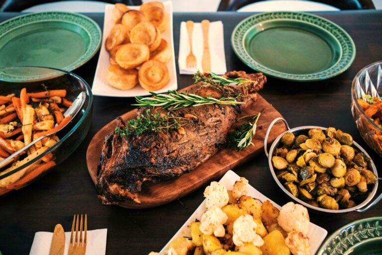 Traditionele Britse Sunday roast met geroosterd vlees, aardappelen en groenten op tafel