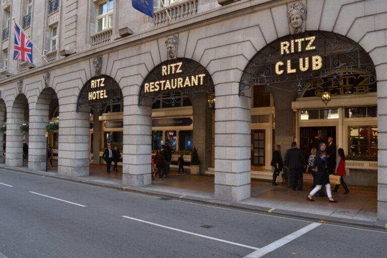 Ingang van The Ritz Hotel en restaurant in Londen, bekend om luxe diners en afternoon tea
