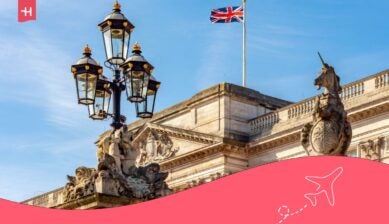 Buckingham Palace in Londen met Britse vlag en historische architectuur.