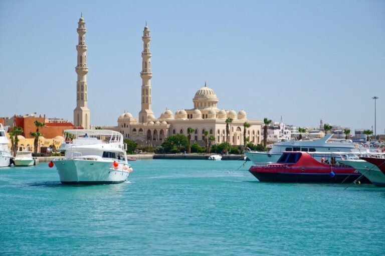 Boten op het azuurblauwe water van Hurghada