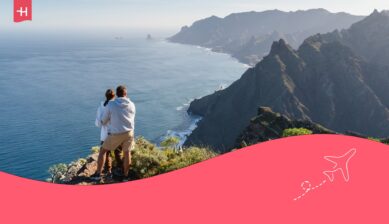 Een koppel kijkt uit over het ruige berglandschap van Tenerife als uitgelichte afbeelding voor een artikel over het mooiste Canarische eiland