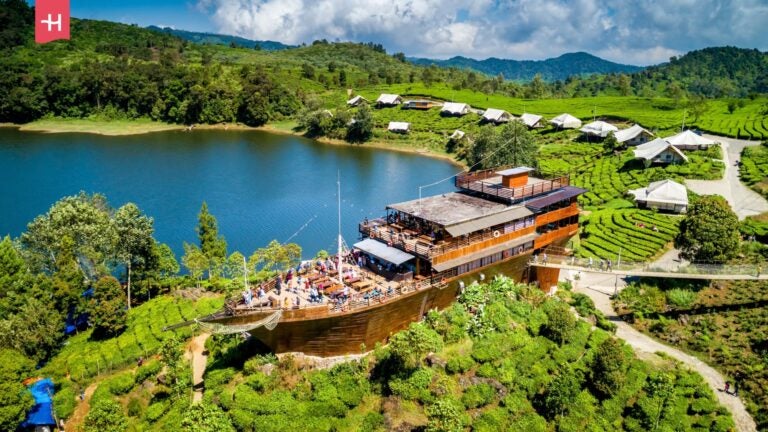 Restaurant in de vorm van een boot op Java, een van de mooiste eilanden van Indonesië