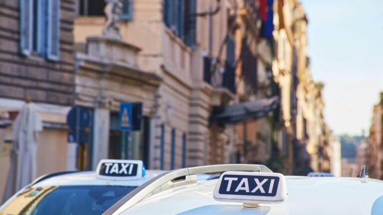 Taxi's wachten op passagiers in een straat in het centrum van Rome.