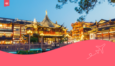 Traditionele Chinese architectuur bij avondlicht, betalen in China