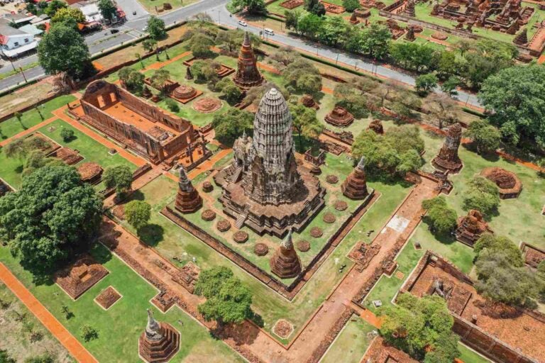 Luchtfoto van oude tempels, stoepa’s en ruïnes in Ayutthaya Historical Park in Thailand.