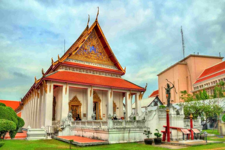 Traditioneel gebouw van het Bangkok National Museum met een rijk versierd dak.