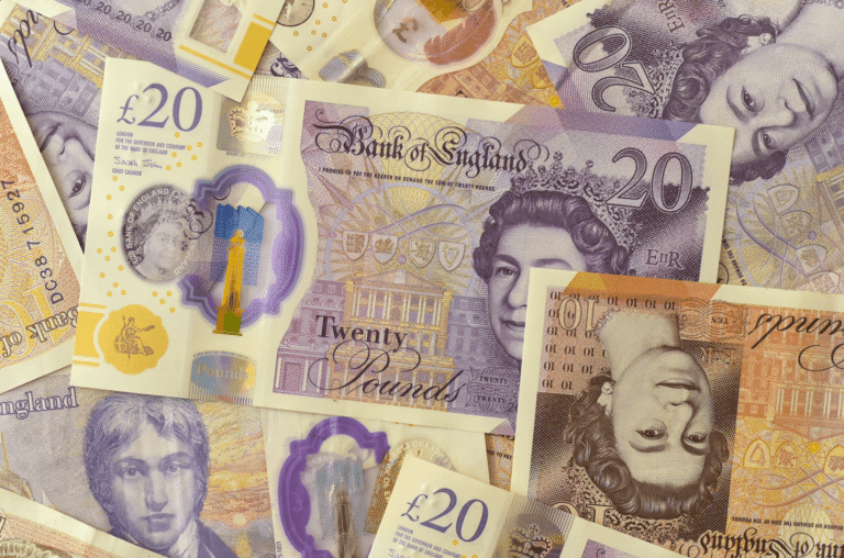 Verschillende Britse bankbiljetten voor betalen in Engeland