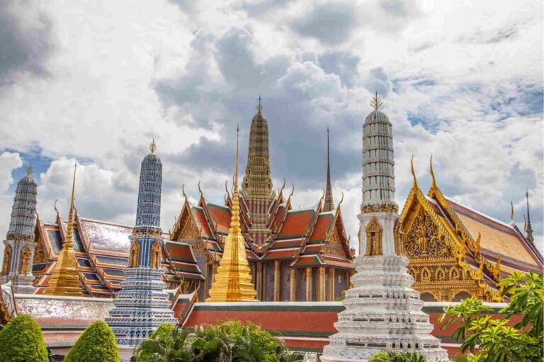 Wat Phra Kaew, de Tempel van de Smaragdgroene Boeddha, in Bangkok met rijk versierde Thaise