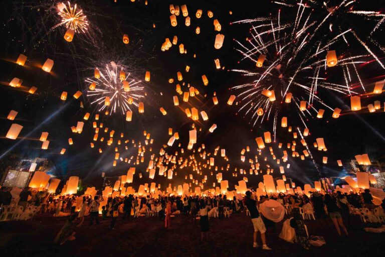 Honderden zwevende lantaarns en vuurwerk tijdens het Yi Peng-festival in Chiang Mai, Thailand.