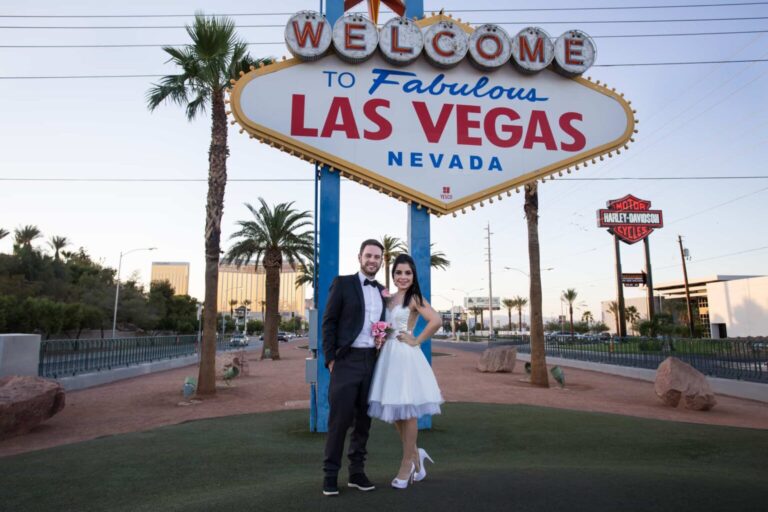 Pasgetrouwd stel voor het Las Vegas-bord
