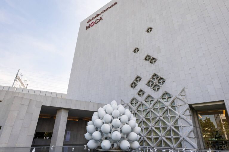 Buitenzijde van het Museum of Contemporary Art Bangkok, ook bekend als MOCA Bangkok.