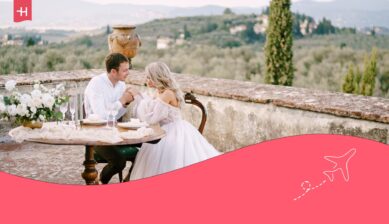 Getrouwd koppel poseert op een terras in Toscane als uitgelichte afbeelding voor een artikel over trouwen in Italië