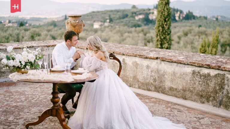 Getrouwd koppel poseert op een terras in Toscane