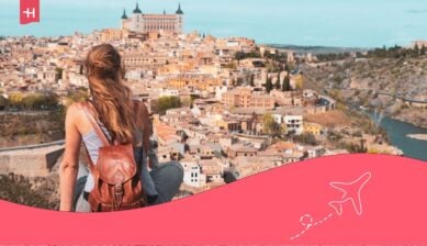 Vrouw kijkt uit over Toledo voor trouwen in Spanje