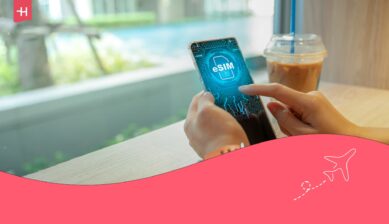 Persoon houdt een telefoon vast met het woord "eSIM" op het scherm als uitgelichte afbeelding voor een Bytesim review