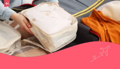 Persoon pakt een koffer in met packing cubes