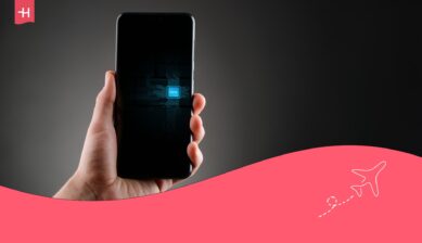 Persoon houdt een telefoon vast met het woord "eSIM" op het scherm als uitgelichte afbeelding voor een Roamic eSIM review