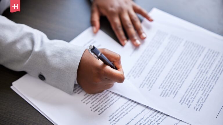 Man tekent een contract