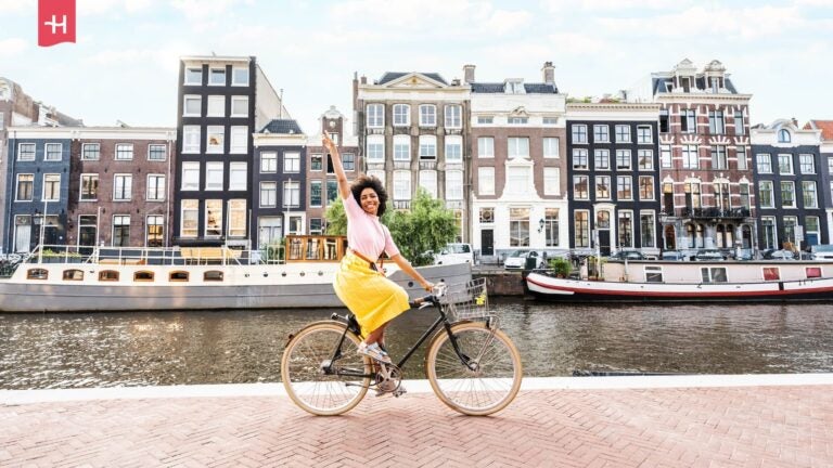 Blije vrouw op een fiets in Amsterdam