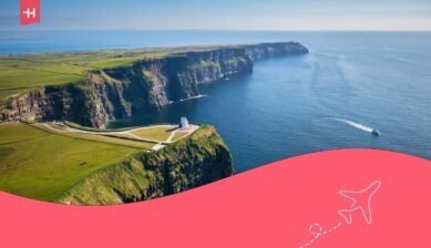 Luchtfoto van het landschap met de Cliffs of Moher in County Clare, Ierland.
