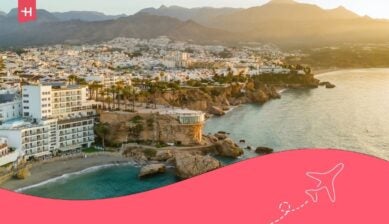 Luchtfoto van het beroemde uitkijkpunt Balcón de Europa in Nerja