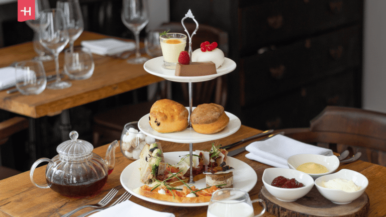 Traditionele Engelse afternoon tea met etagère en theepot