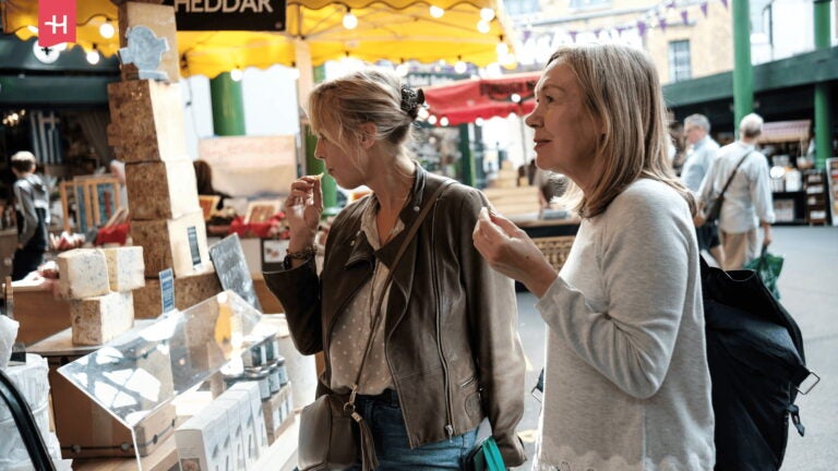 Twee vrouwen proeven kaas op Borough Market in Londen