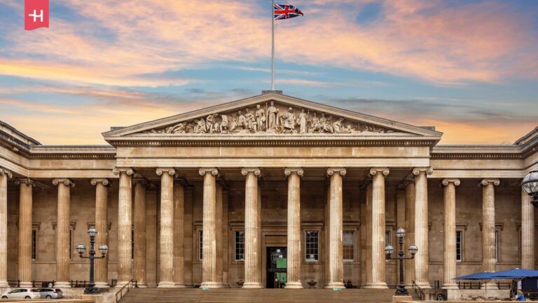 De klassieke gevel van het British Museum in Londen