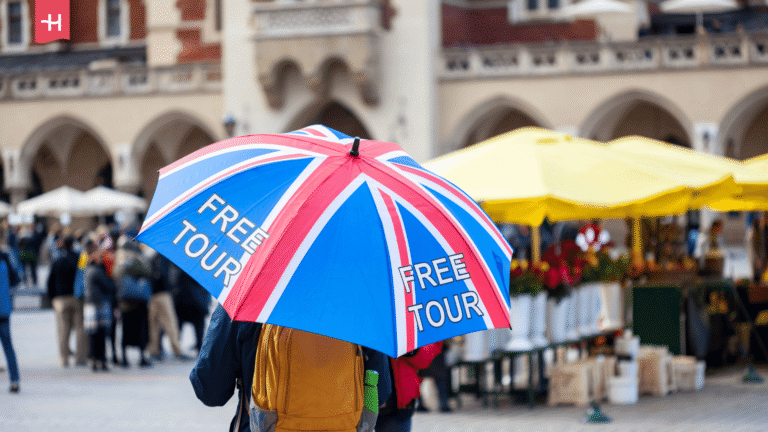 Gids van een gratis stadswandeling met een Union Jack-paraplu