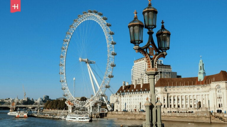 Het London Eye reuzenrad aan de Theems in Londen