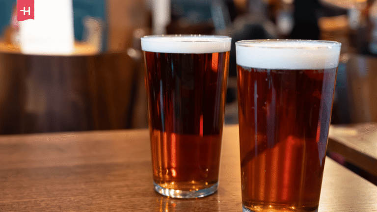 Twee pints Engels bier op een houten tafel in een pub