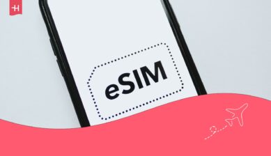 Mobiltelefon med ordet ”eSIM” på skärmen som utvald bild för en artikel om alla eSIM-kompatibla mobiler