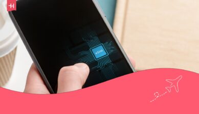 Person som håller en telefon med ordet ”eSIM” skriet på skärmen som utvald bild för en artikel om bästa eSIM utomlands