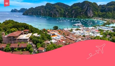 Flygbild över Phi Phi-öarna i Krabi-provinsen som utvald bild för en artikel om internet i Thailand