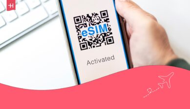Telefon med orden ”eSIM aktiverat” på skärmen som utvald bild för en Saily eSIM-recension
