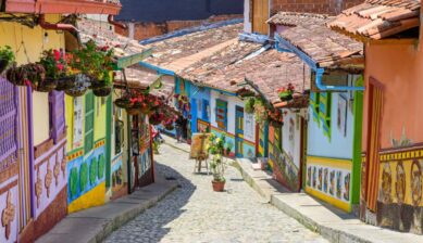 コロンビアのカラフルな街並みで、石畳の小道と色鮮やかな家々が続く風景