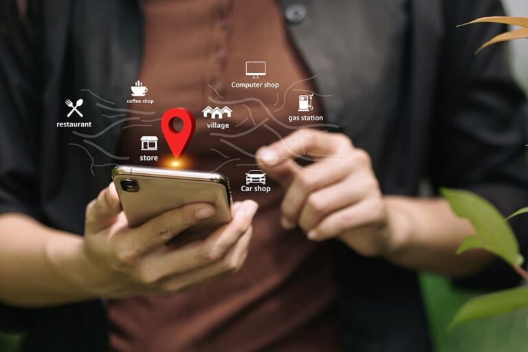 中国での滞在中にスマートフォンを操作し、インターネット通信を通じて地図や周辺施設情報を検索・確認しているイメージ