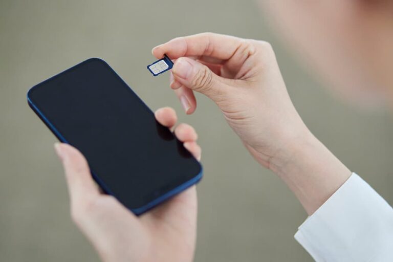 中国でのネット通信手段として、手持ちの対応スマートフォンに物理的なSIMカードのトレイを挿入している様子