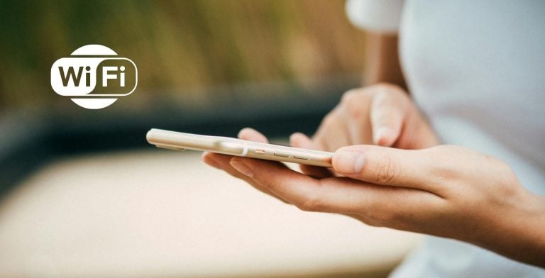 スマホを手に持っている女性　フリーWi-Fi