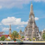 チャオプラヤ川越しに望むバンコクのワット・アルン（暁の寺）の美しい全景