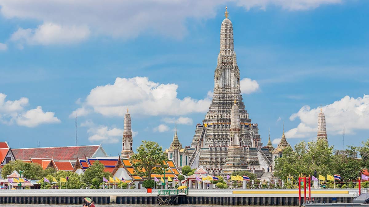 チャオプラヤ川越しに望むバンコクのワット・アルン（暁の寺）の美しい全景