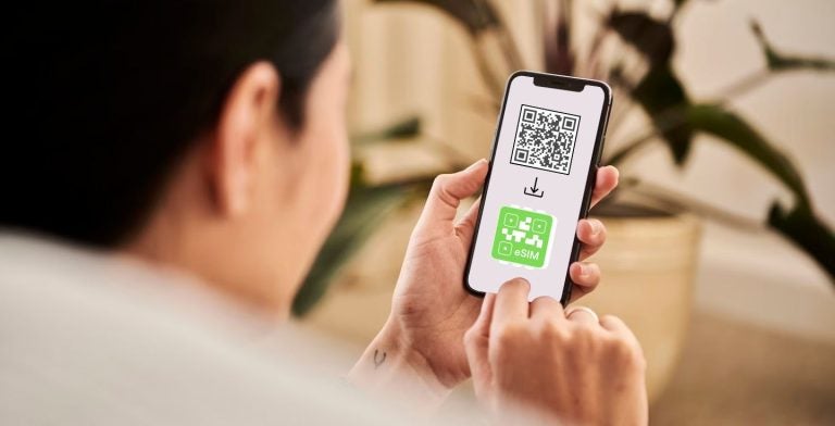 eSIM 使い方 QRコードダウンロード スマホでインストールの様子