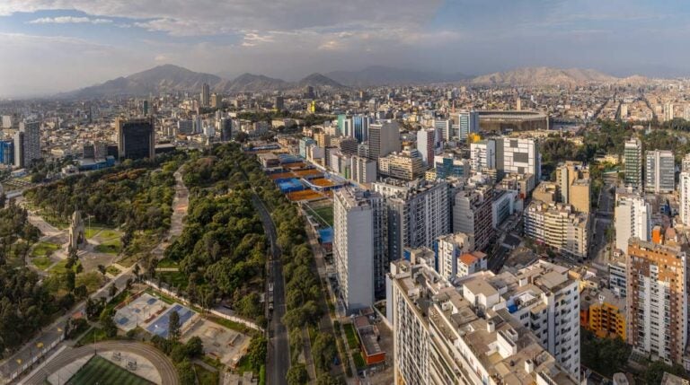 ペルーの首都リマの市街地を一望するパノラマ写真。高層ビル群と緑豊かな公園が広がる風景