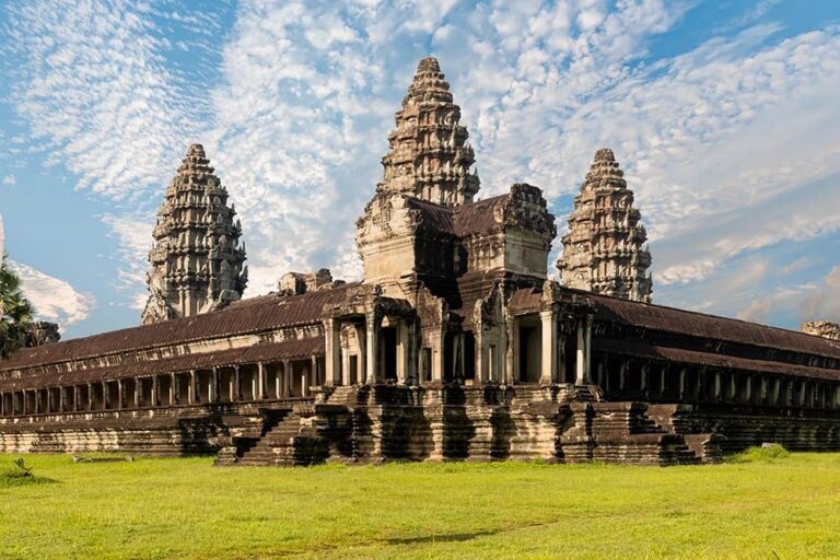 カンボジアの世界遺産アンコールワットの石造りの塔と回廊