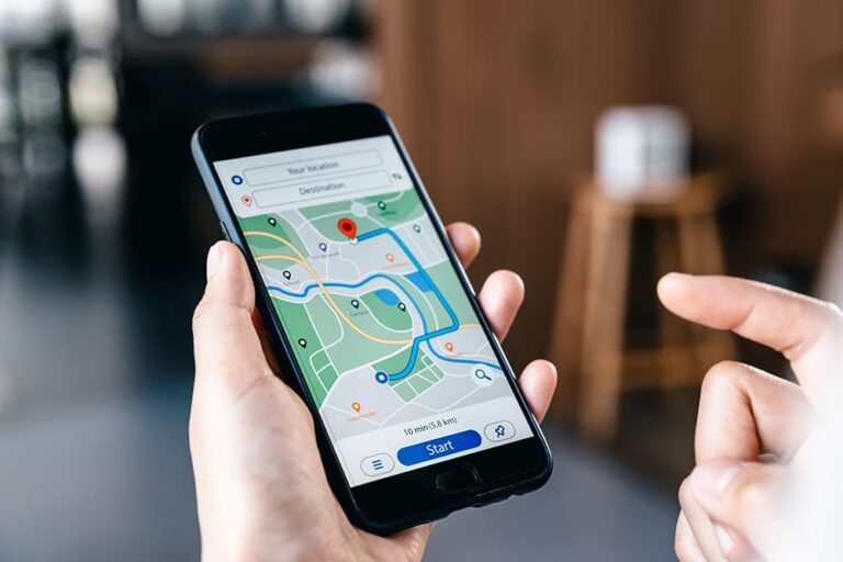 スマートフォンの地図アプリでルートを確認する様子