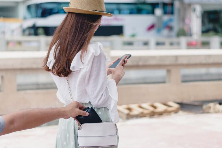 スマホに気を取られた旅行者がバッグから財布をすられそうになる様子