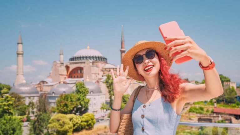 トルコ・イスタンブールのアヤソフィアを背景に、自撮りをする女性旅行者